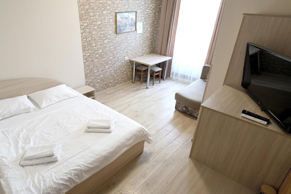Buk Apartments On Doroshenka 25 Lviv Extérieur photo